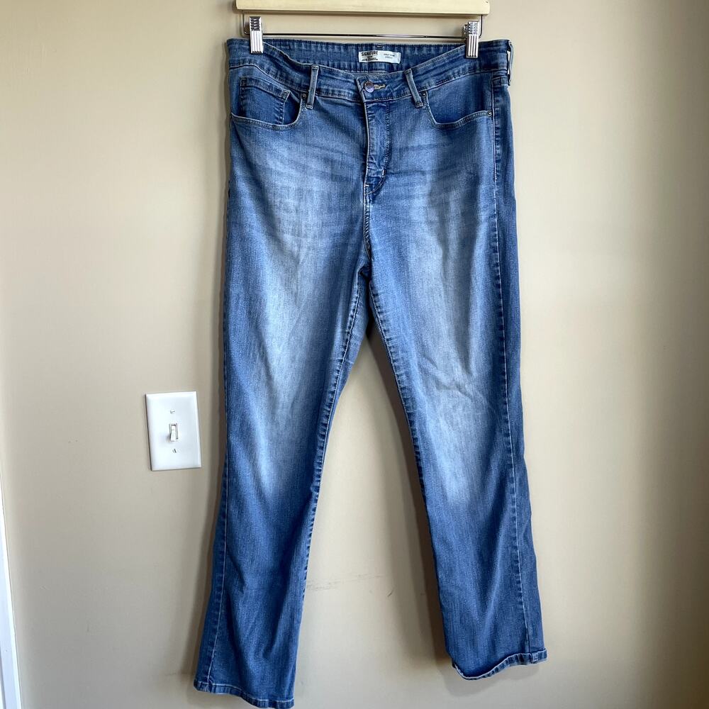 Signature by Levi Strauss totally shaping straight medium wash jeans women 32X30